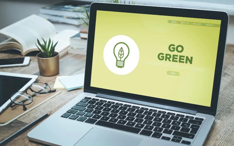 屏幕上显示“Go Green”字样的笔记本电脑