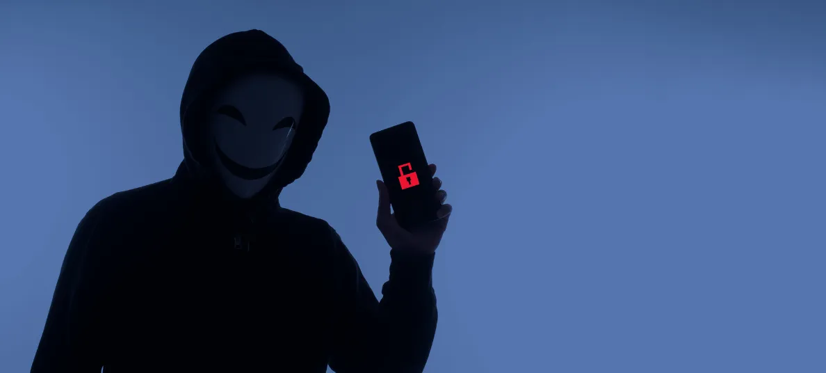 一名手持手机的黑客