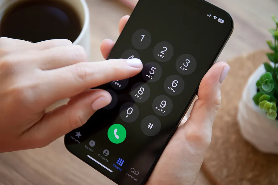 手指在 iPhone 14 上按键