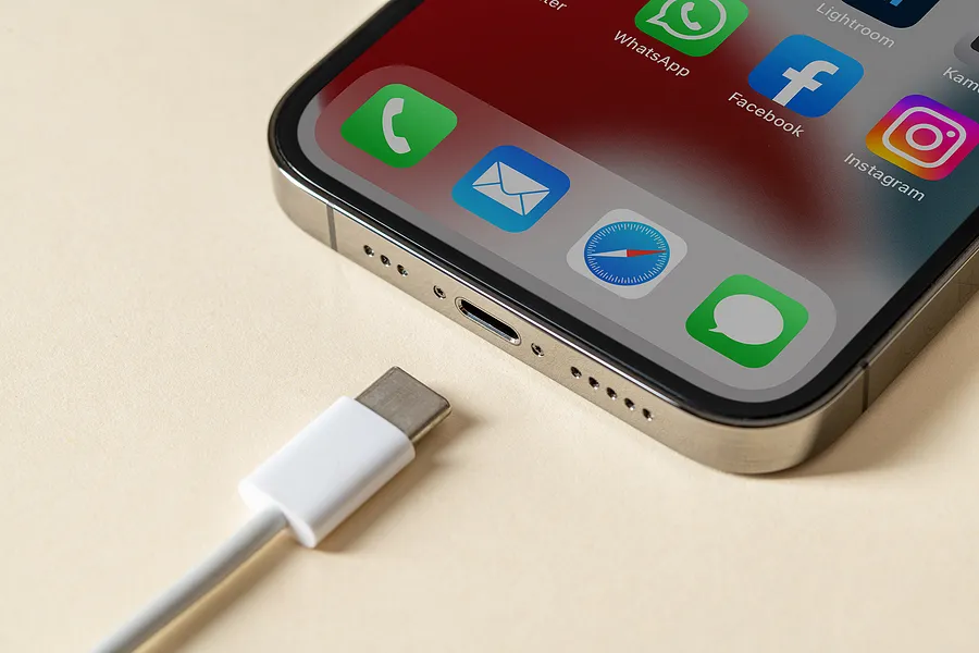 iPhone 的充电线已拔下