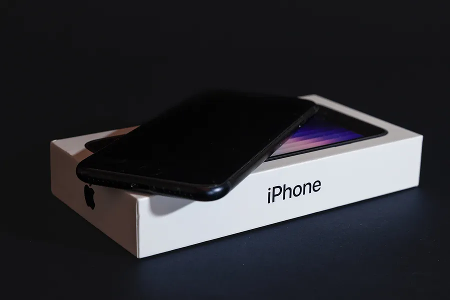 iPhone 放在它的包装盒上