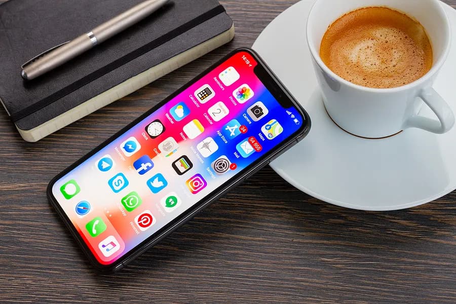 iPhone 靠在一杯咖啡上