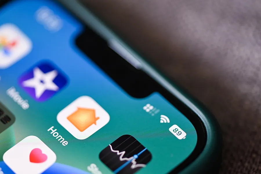iPhone 屏幕的特写镜头,显示应用图标和 89% 的电量指示,突出了电池健康状况。